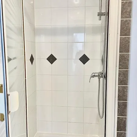 -la Madeleine- Proche Gares De *